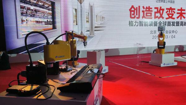 南方网讯(全媒体驻京记者/赵晓娜)除了工厂用的机械臂,国产机器人